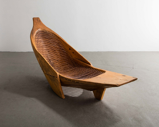 우고 프랑싸(Hugo Franca), '시린햄 마을 야외 긴 의자'(Sirinhaem Chaise Longue), 주에라나 나무, 가죽, 57.8x186.7x100.3cm, 2006년. 소피스갤러리 제공